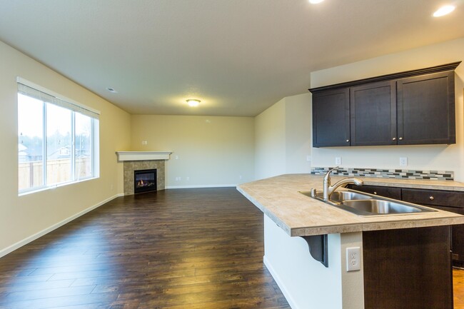 Building Photo - Move In Ready - 5 bedroom 3 Bath Townhome ...
