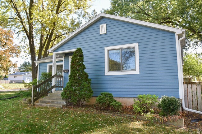 Building Photo - Charming 3-Bedroom Home For Lease As Early...