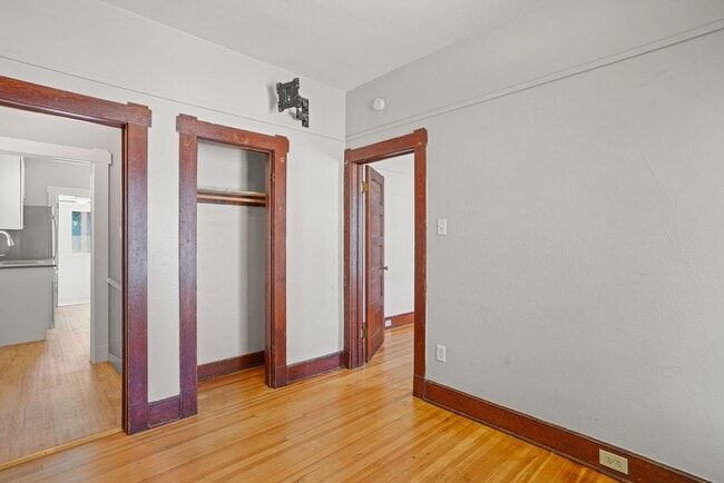 Building Photo - 975 University Ave