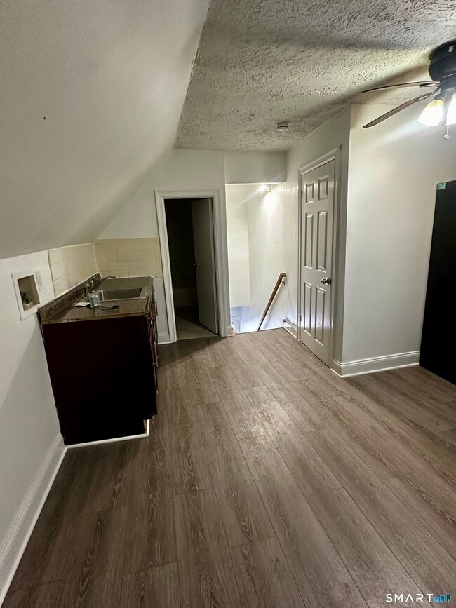 Building Photo - 147 Helen St