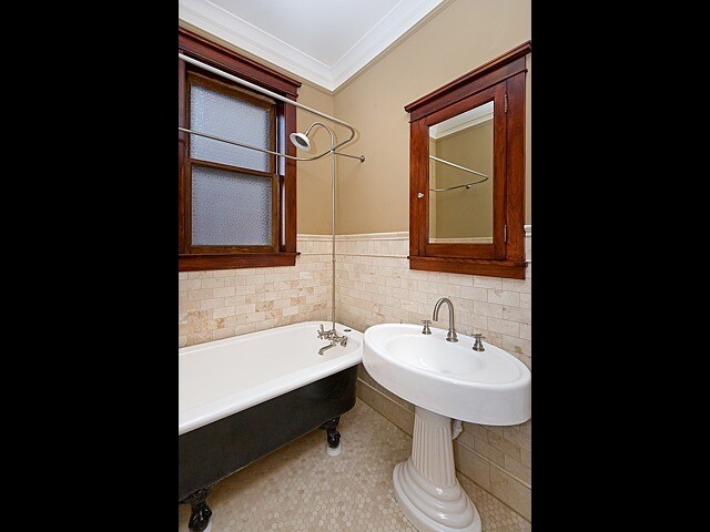 Building Photo - 5825 N Kenmore Ave