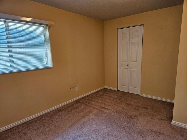 Building Photo - Beautiful 3 Bedroom/2.5 Bathroom in Midvale