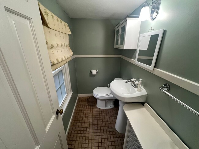 Building Photo - Beautiful, Single Family Colonial for Rent in Springfield!