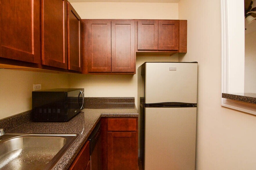 Building Photo - 823 W Diversey Pkwy