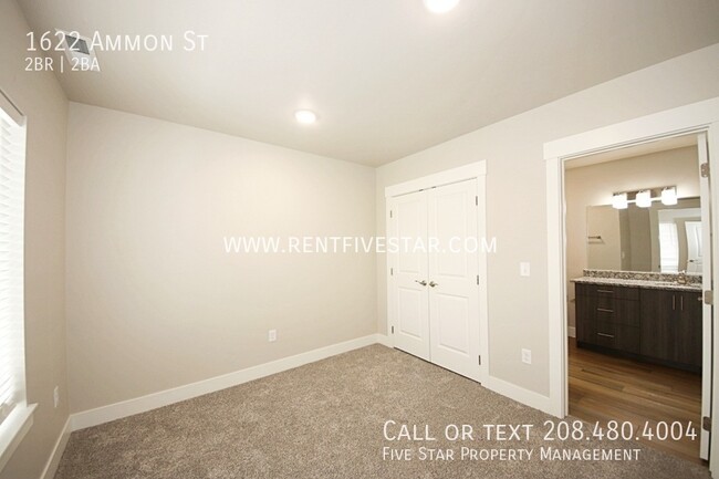 Building Photo - Stunning 2 Bedroom End Unit Townhome, Buil...