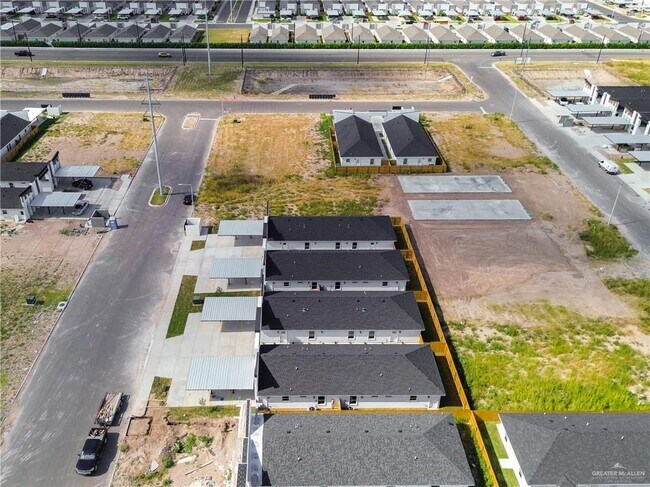Building Photo - 604 N Onyx Ave