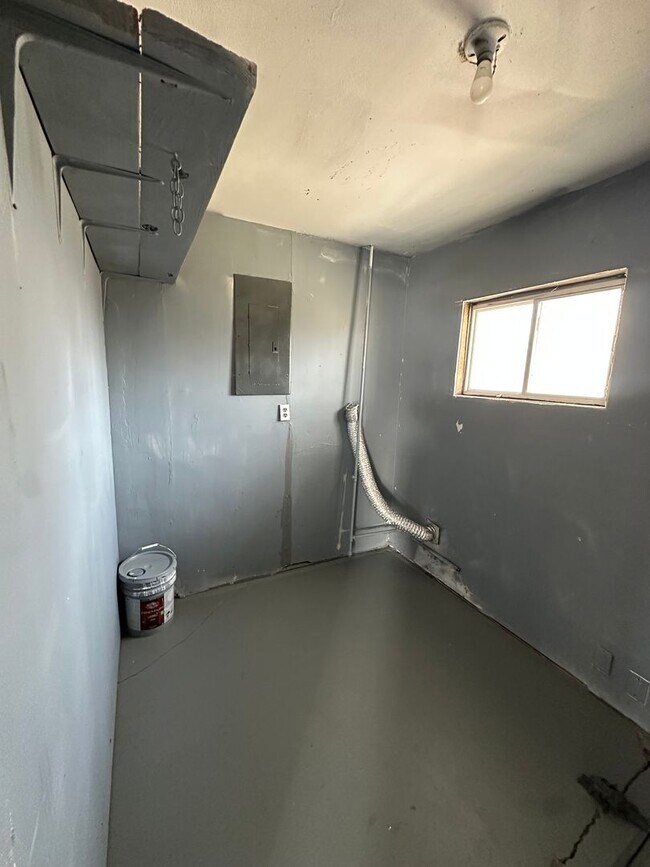 Building Photo - 4 bedrooms 1 bathroom