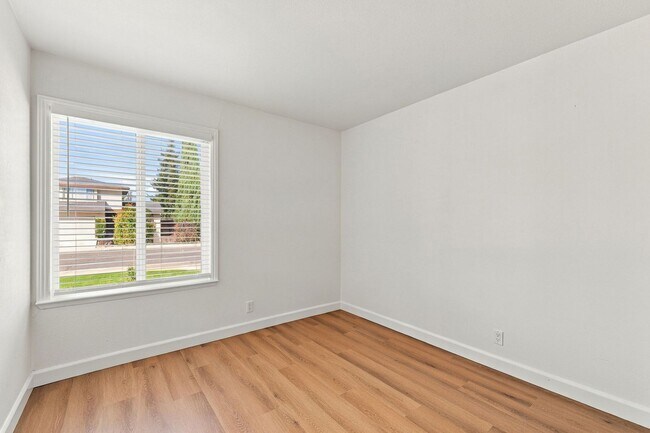 Building Photo - 560 Glenburry Way