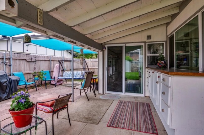 Building Photo - 3614 Pinoak Dr
