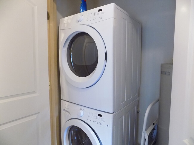 Building Photo - Roomy 2 Bedroom Condo With Washer & Dryer! ***Single Occupancy Only***