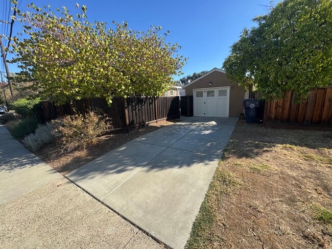 Building Photo - 2 bedroom | 1 bathroom | Tahoe Park single...