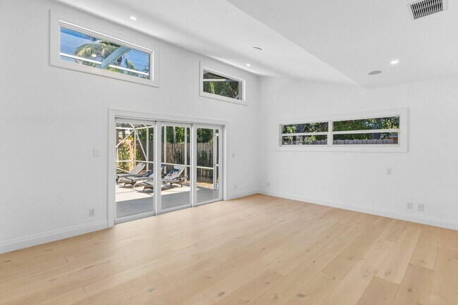 Building Photo - 735 NE 6th St