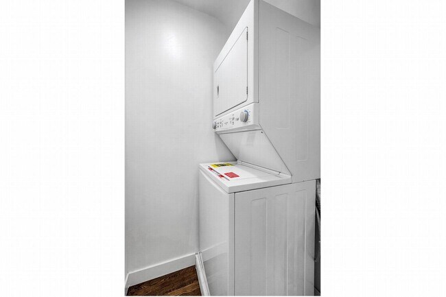 Building Photo - Designer remodeled unit in WeHo!