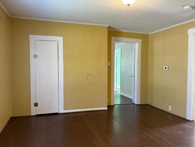 Building Photo - AMAZING LOCATION, Ranch Home Downtown Smit...