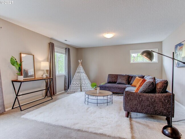 Building Photo - Sought after Remington 4bed 2.5bath with Lots of Yard Space!