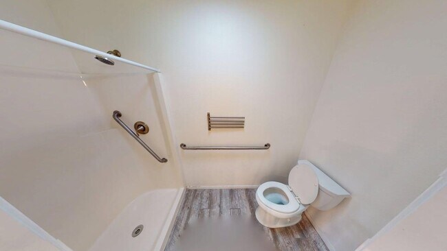 Building Photo - Spacious and beautifully updated 4 bedroom home available for long or short term lease.