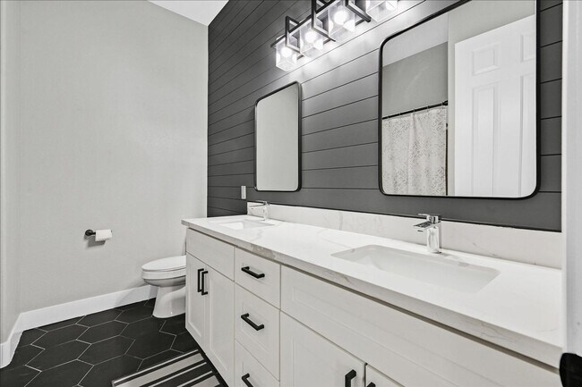 Building Photo - Fully remodeled 5 bed plus Loft / 4.5 bath...