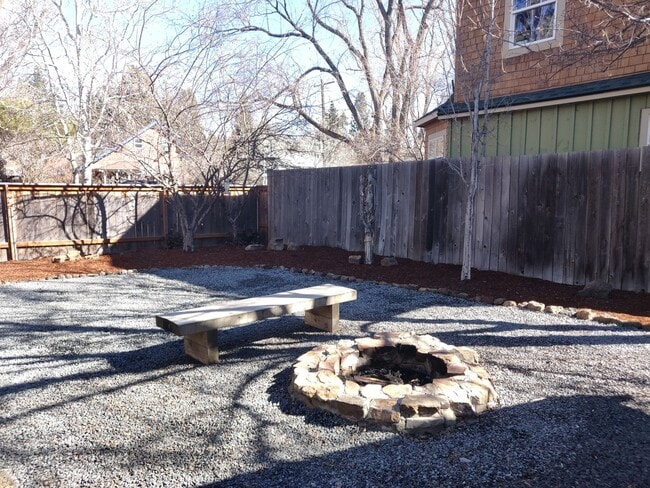 Building Photo - NW Bend 3x2 single-story hidden gem with huge fenced yard!