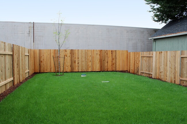 Building Photo - 827 NW Victoria Ave