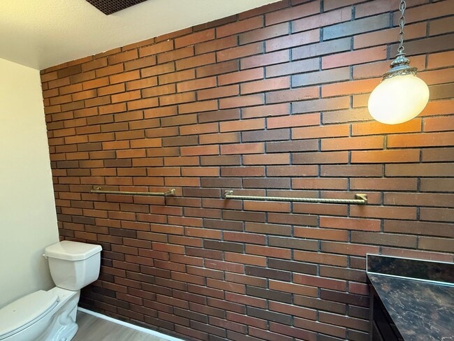 Building Photo - Charming Retro-Style 2 Bedroom Apartment i...