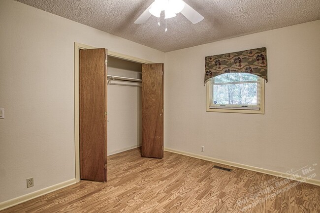 Building Photo - Central Hot Springs Village/Home/Unfurnished