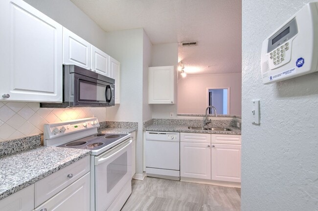 Building Photo - Very nicely upgraded  2bed/2bath 2nd floor...