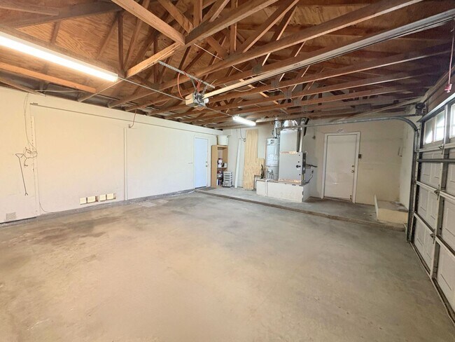 Building Photo - Beautiful Home in a Cul-de sac