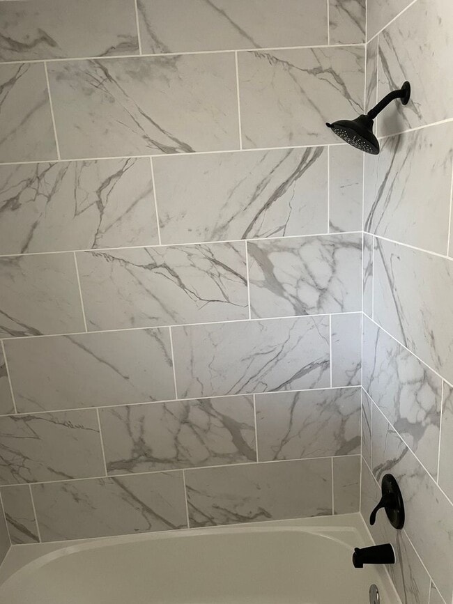Building Photo - Recently Renovated - New flooring - kitchen - $500 off 1st months rent