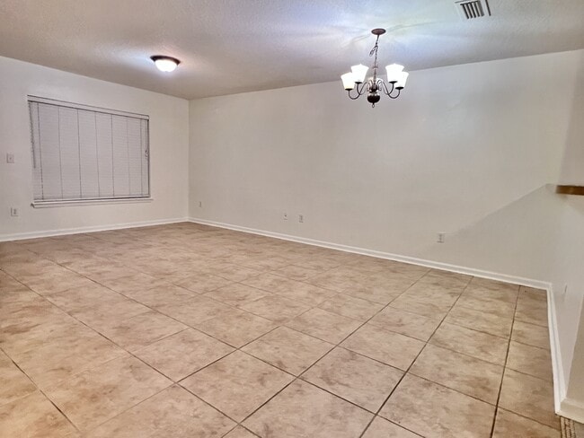 Building Photo - 302 Cherry Way