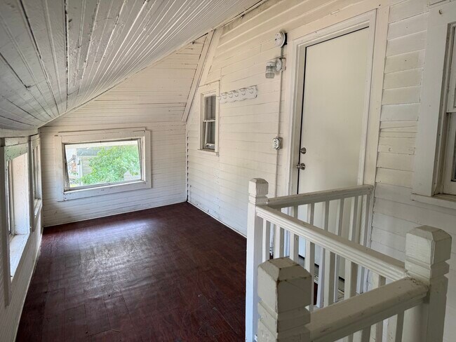 Building Photo - 1801 Victoria Ave