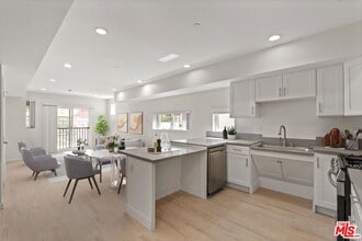 Building Photo - 1409 N Hobart Blvd