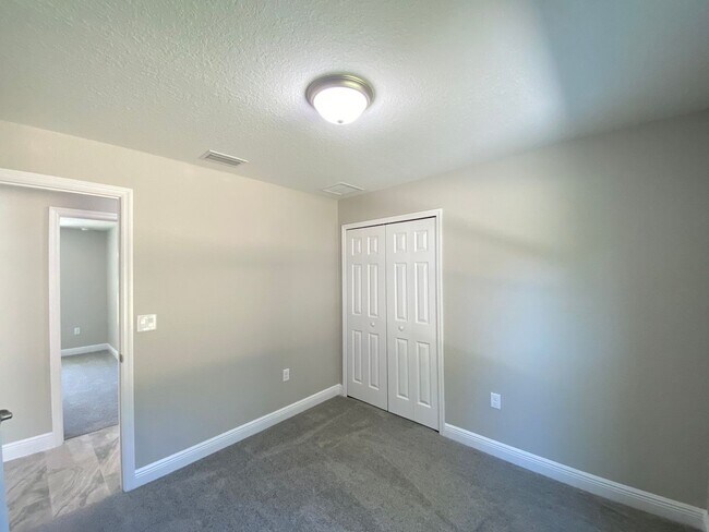 Building Photo - Desirable SW Ocala Neighborhood 4/2/2 *WON...
