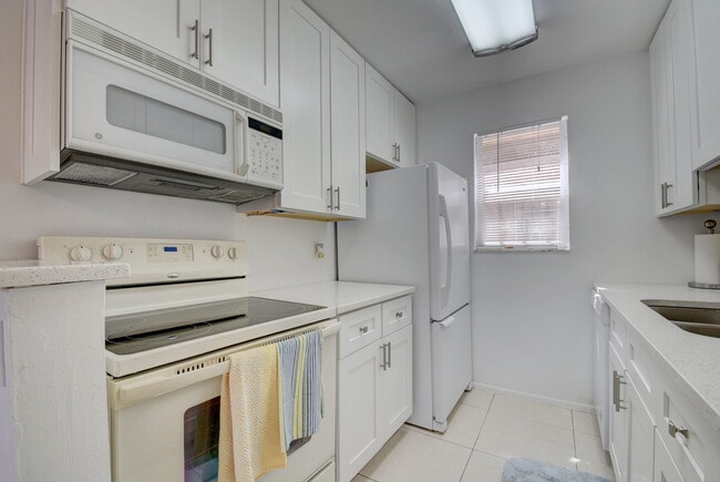 Building Photo - 550 SW 2nd Ave