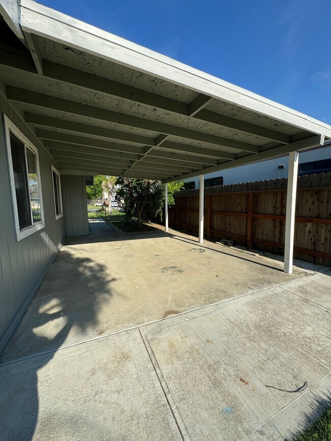 Building Photo - 1024 Michelle Ct