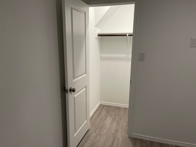 Building Photo - 4127 Cove Fls