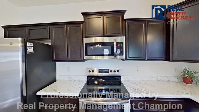 Building Photo - Spacious Home with Fenced Back Yard Convenient to Camp Lejeune