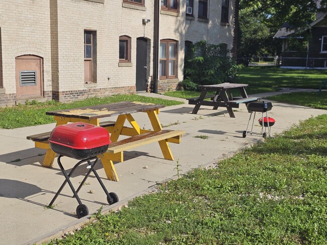 Building Photo - 130 Forest Ave