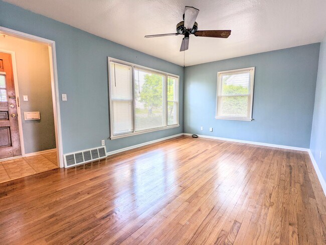Building Photo - 3113 Silverdale Ave