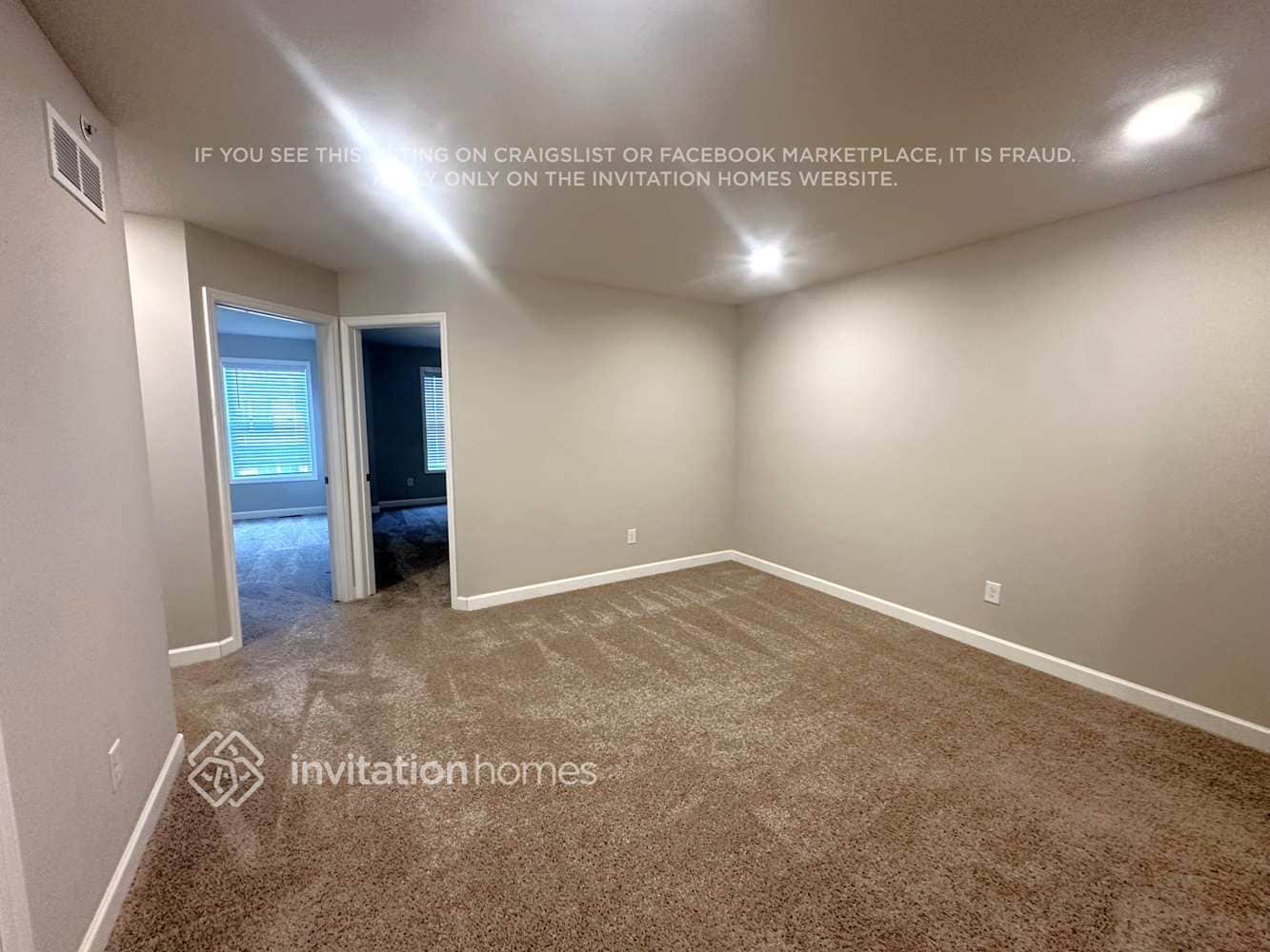 Building Photo - 10904 Everest Pl N