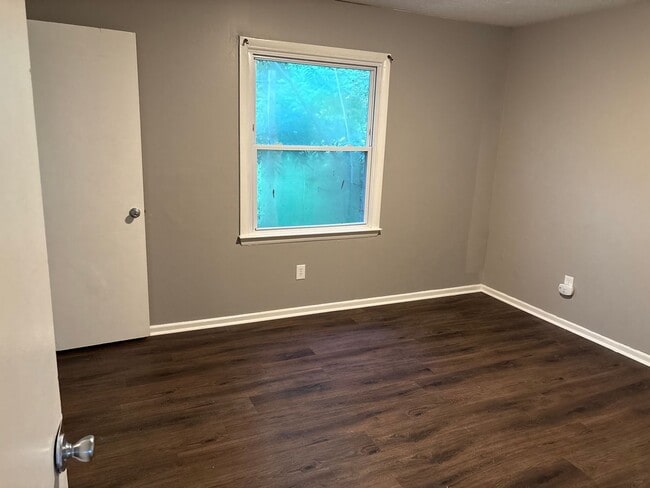 Building Photo - Quaint 3 bedroom/1  and 1/2 bath Winston S...