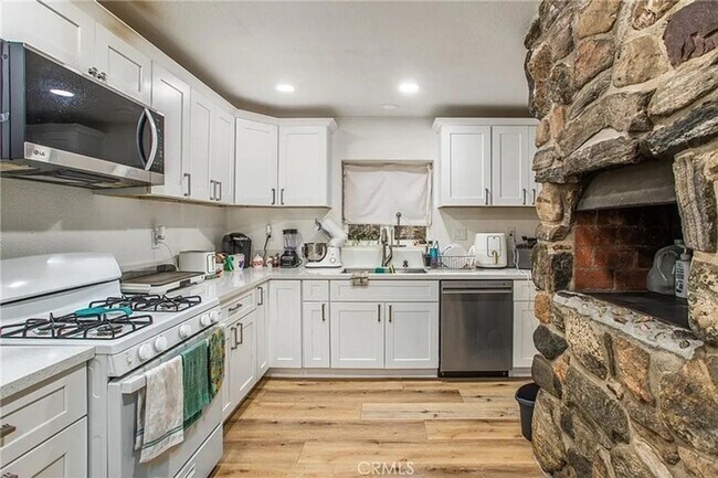 Building Photo - 39581 Canyon Dr