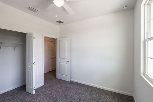 Building Photo - 5359 Vista Lago Dr