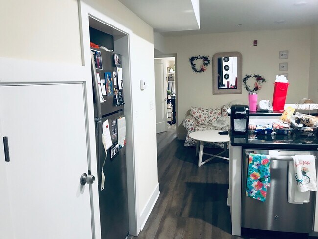 Building Photo - 2844 W Stiles St