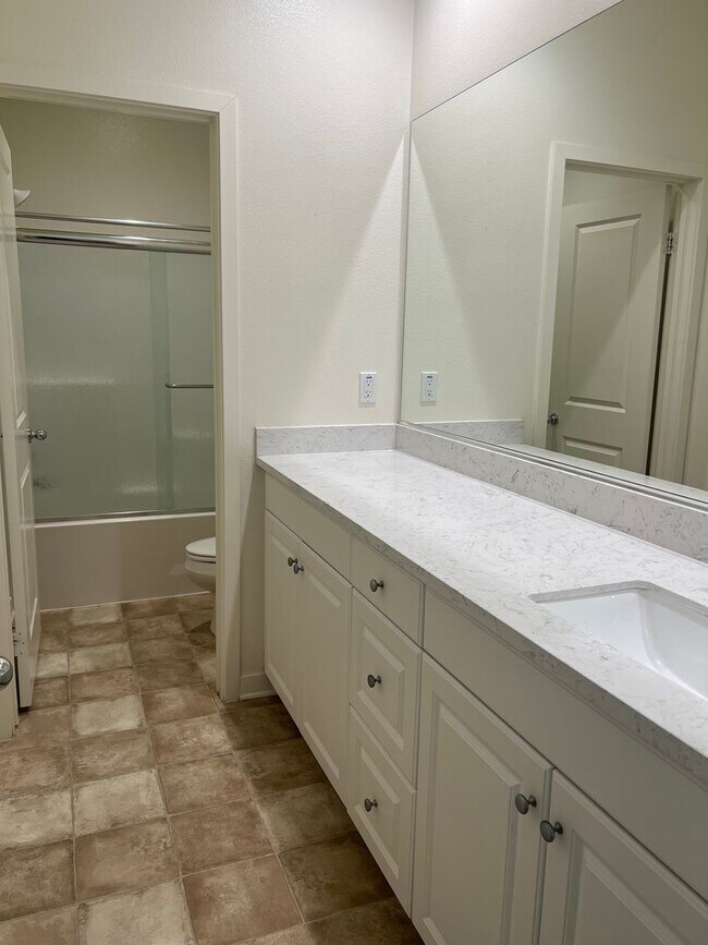 Building Photo - 3 Bedroom Plus Bonus Room Single Family Home For Rent in West Lancaster