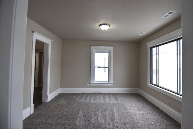Building Photo - 3 Bedroom 2 Bathroom 2 Stall Garage