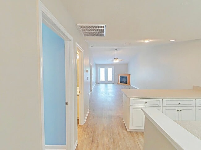Building Photo - 2BR/2BA located near Doctor's Hospital / A...