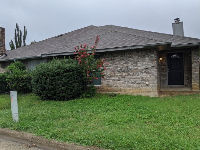 Building Photo - Spacious 3 Bedroom 2 Bath Half of Duplex A...