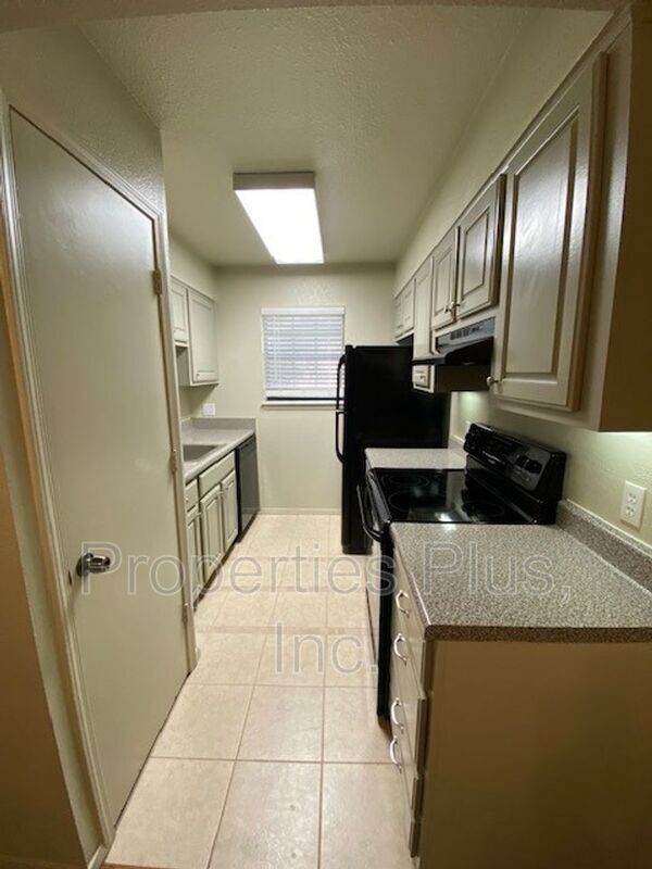 Building Photo - 6524 S Memorial Dr