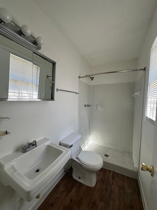 Building Photo - Move-in ready 3 bedroom, 2 bath brick home...