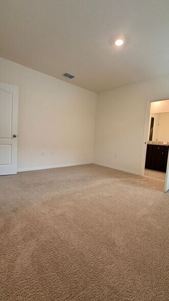 Building Photo - 824 Horsetail Dr